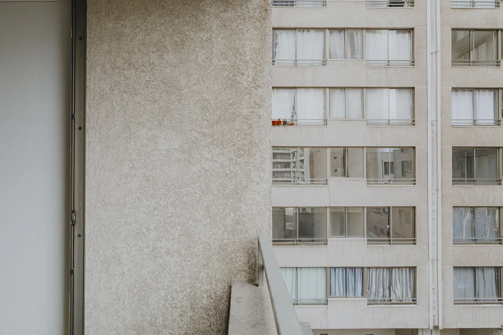 Terraza y edificio vecino, departamento Av. Vicuña Mackenna 881
