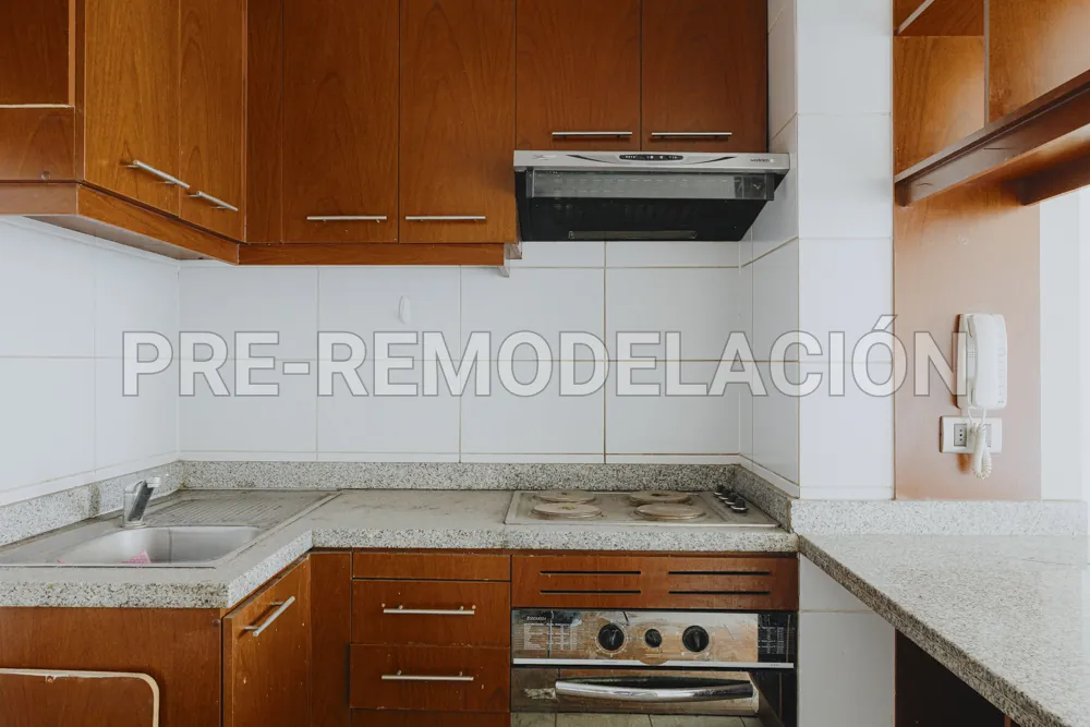 Cocina con horno y campana, departamento Bandera 898