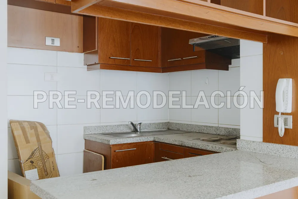 Cocina con lavaplatos y cubierta de granito, departamento Bandera 898