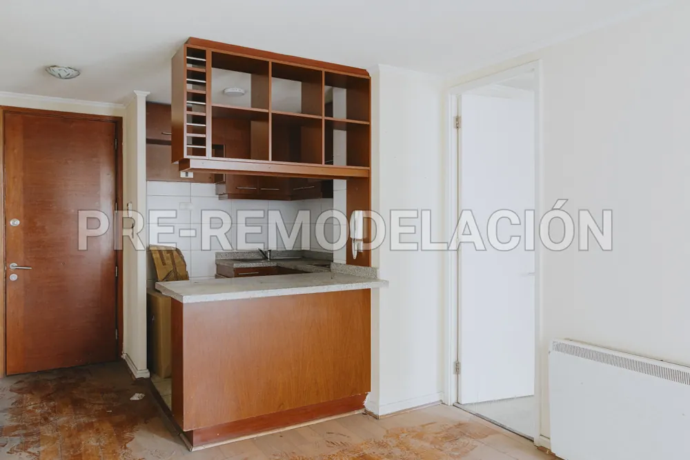 Cocina y puerta de acceso, departamento Bandera 898