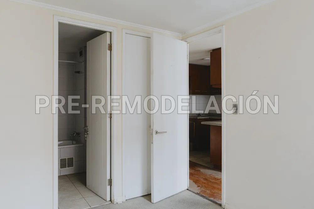 Acceso al baño y cocina, departamento Bandera 898
