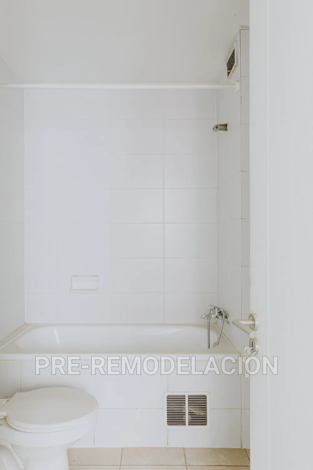 Baño con tina, departamento Bandera 898