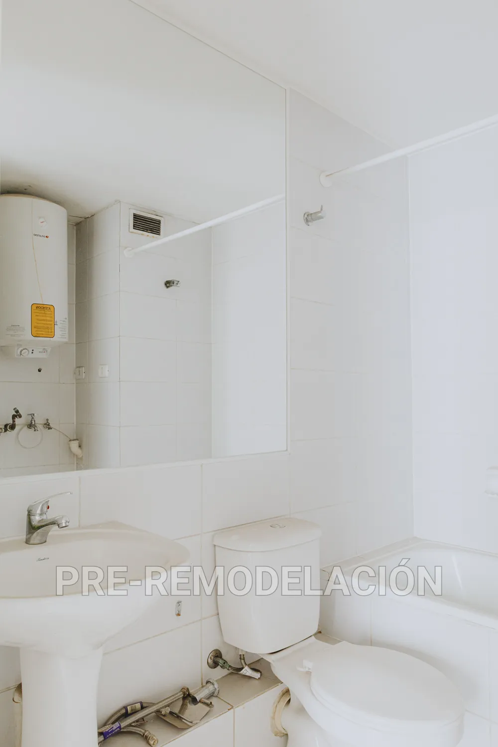Baño con lavamanos, departamento Bandera 898