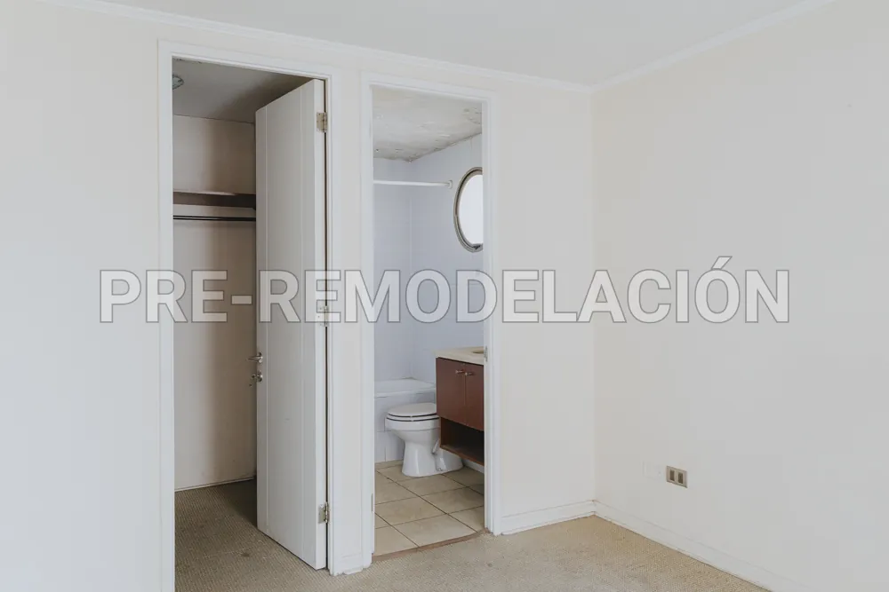Clóset y baño del segundo dormitorio, departamento Bandera 898