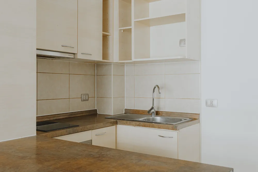 Cocina con encimera, otra vista, departamento Carmen 297