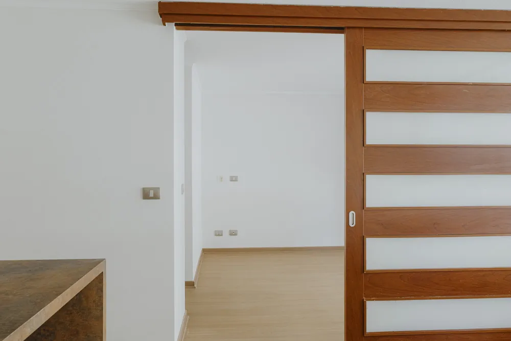 Puerta corredera al dormitorio, departamento Carmen 297