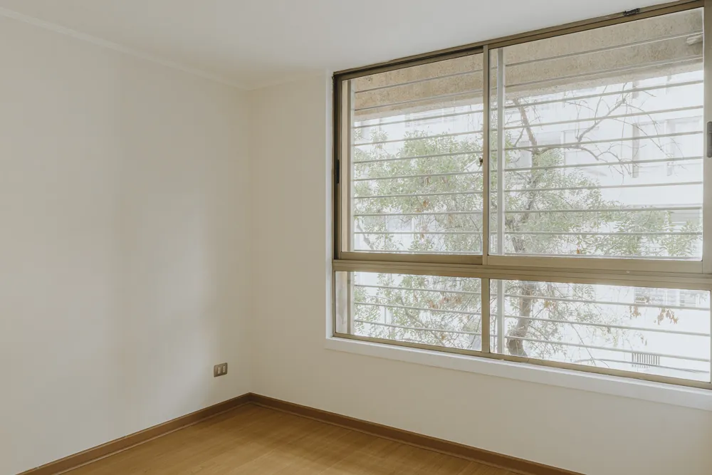 Dormitorio con ventanal, departamento Carmen 297