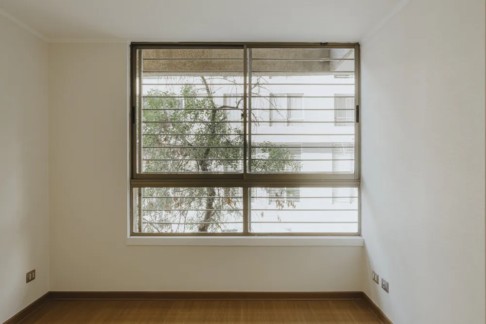 Dormitorio con ventana, departamento Carmen 297