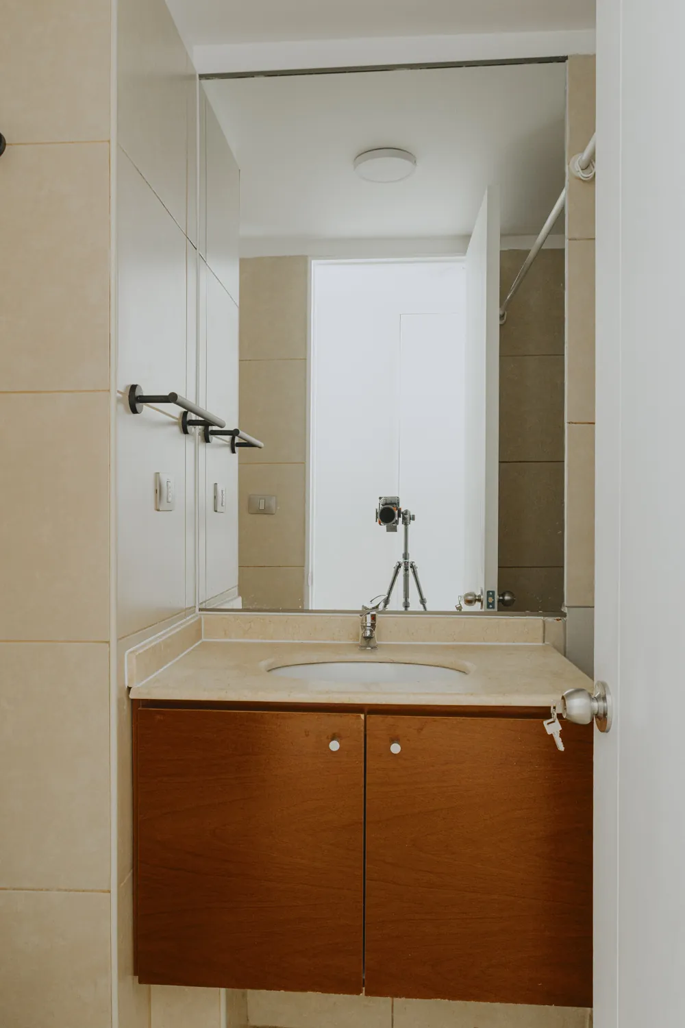 Baño con mueble de lavamanos, departamento Carmen 297