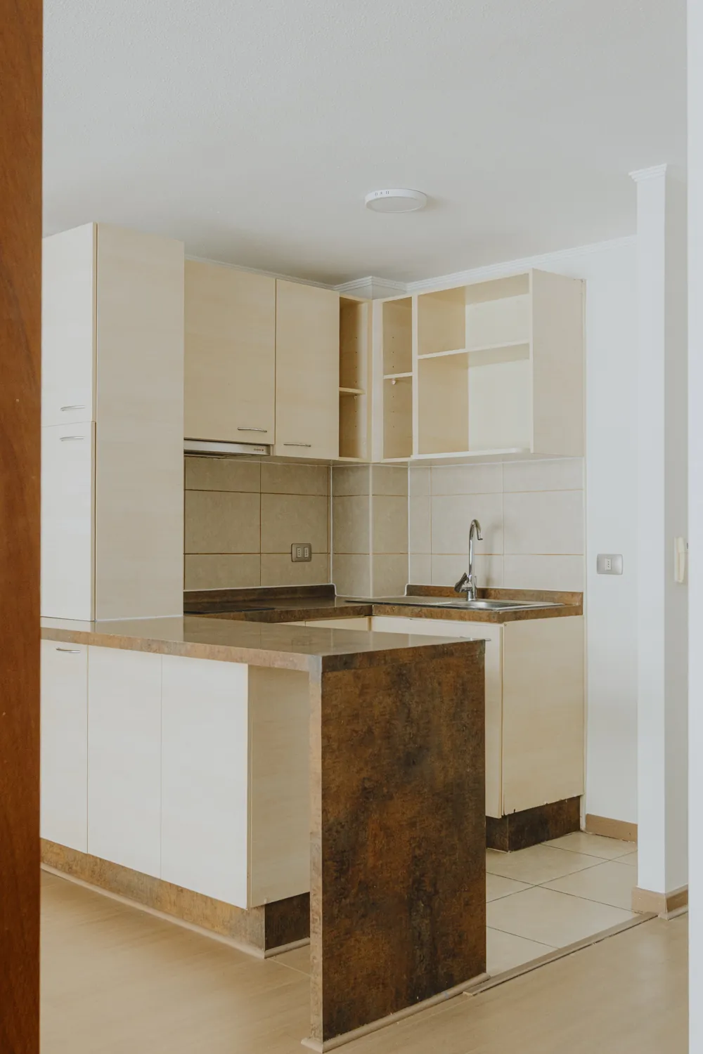 Cocina y barra desde el pasillo, departamento Carmen 297