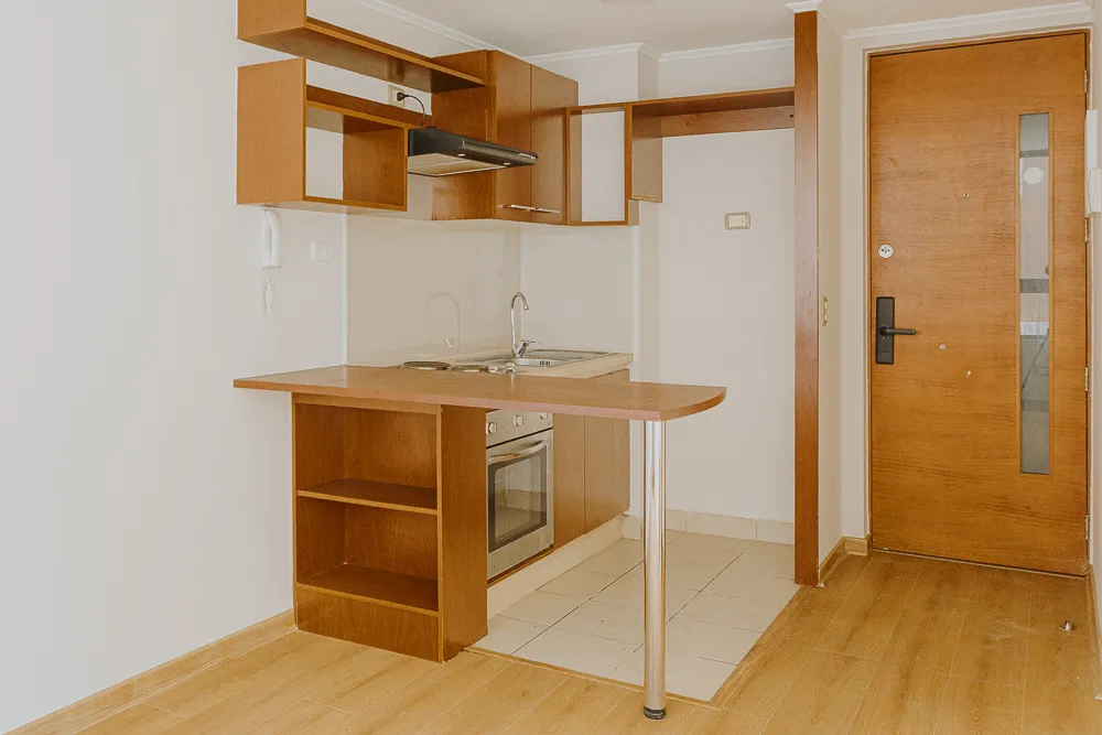 Cocina con barra y puerta de acceso, Carmen 616
