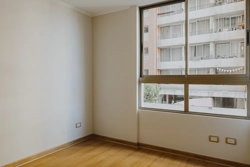 Dormitorio con ventana, departamento Carmen 616