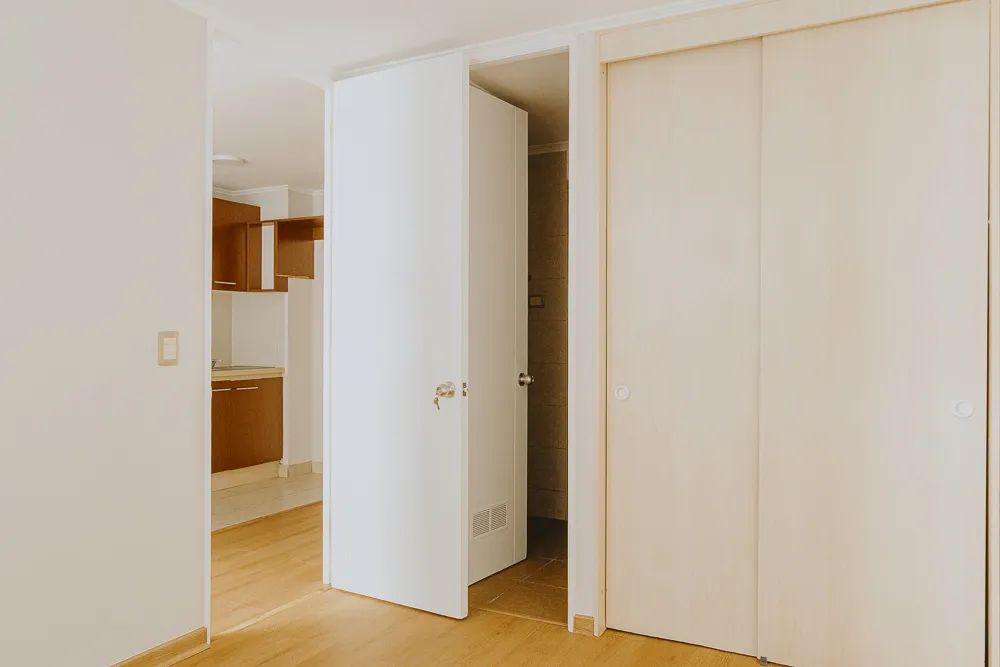 Clóset y acceso al baño, departamento Carmen 616