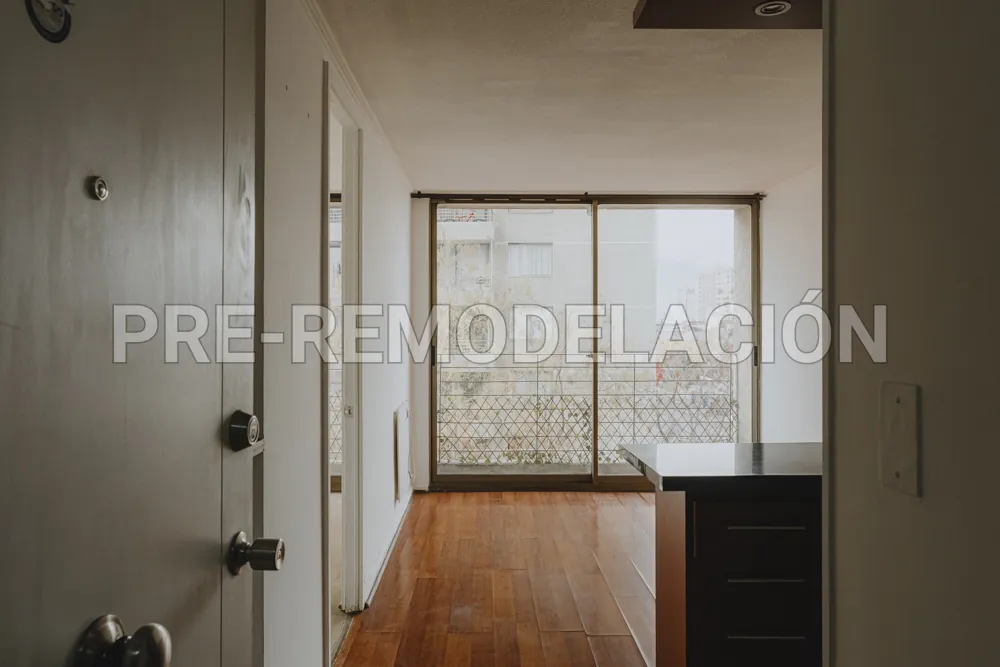 Entrada y living con ventanal, departamento Coquimbo 1331