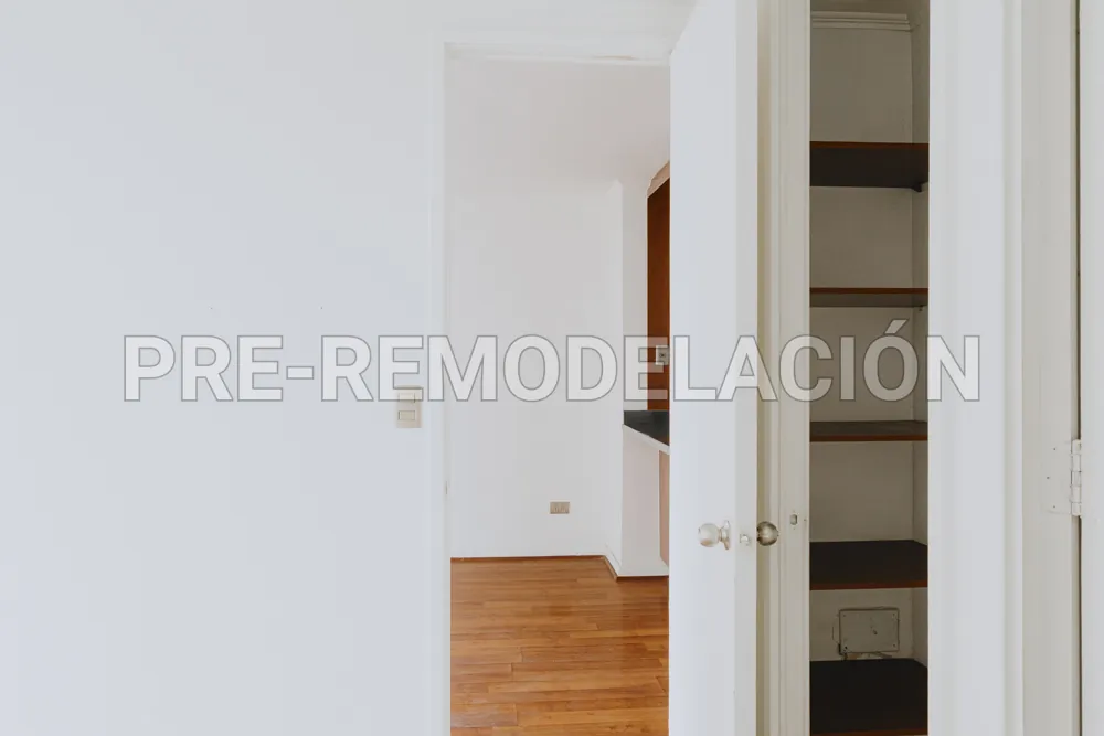 Puerta del dormitorio y repisas, departamento Coquimbo 1331