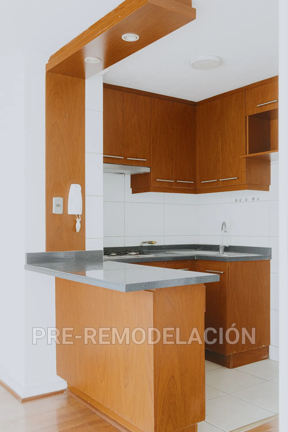 Cocina y barra desde el pasillo, departamento Coquimbo 1331
