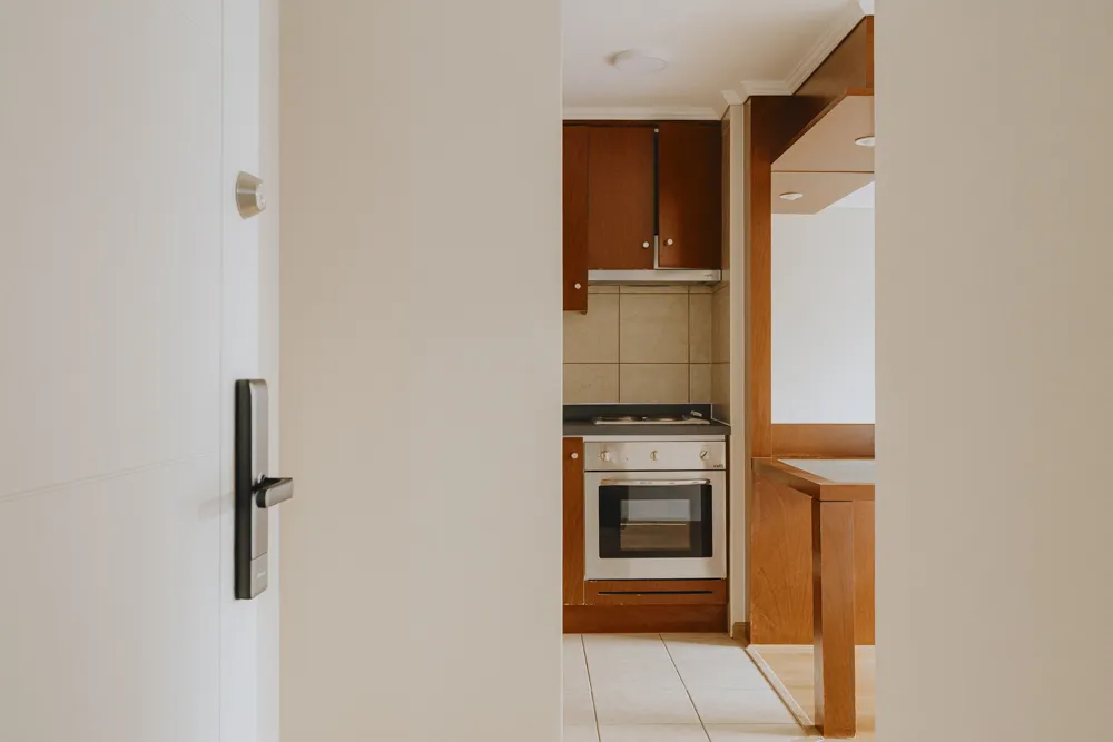 Entrada con vista a la cocina, departamento Eleuterio Ramírez 1024