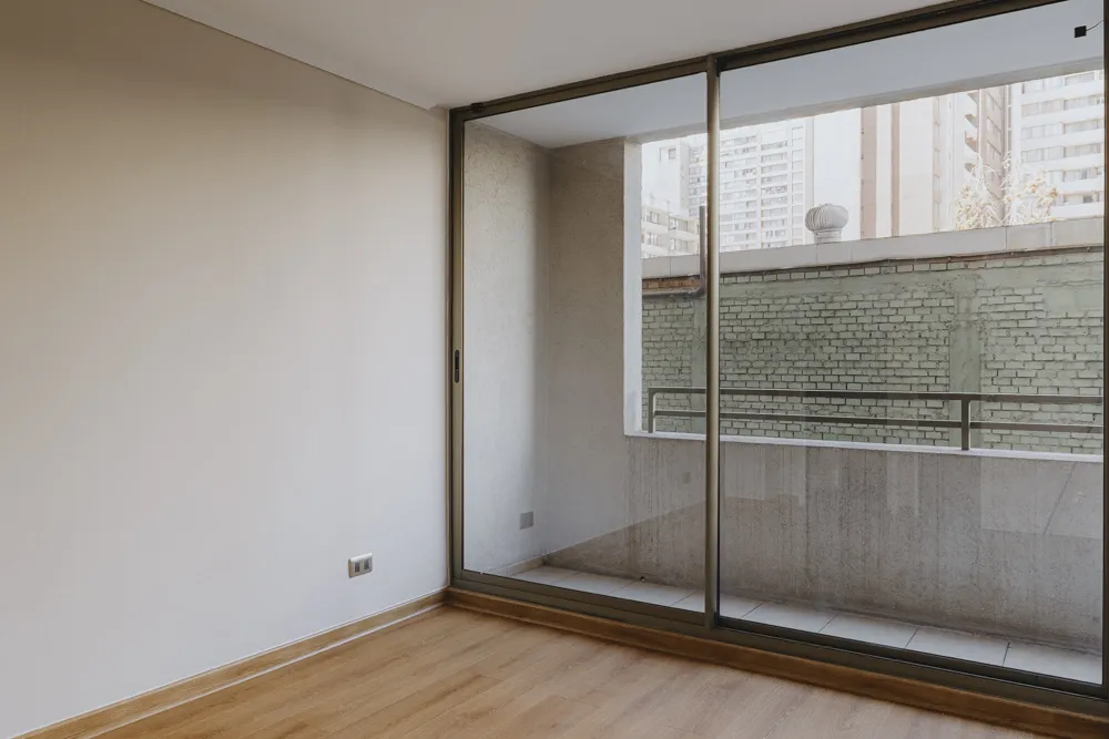 Ambiente con ventanal a la terraza, departamento Eleuterio Ramírez 1024