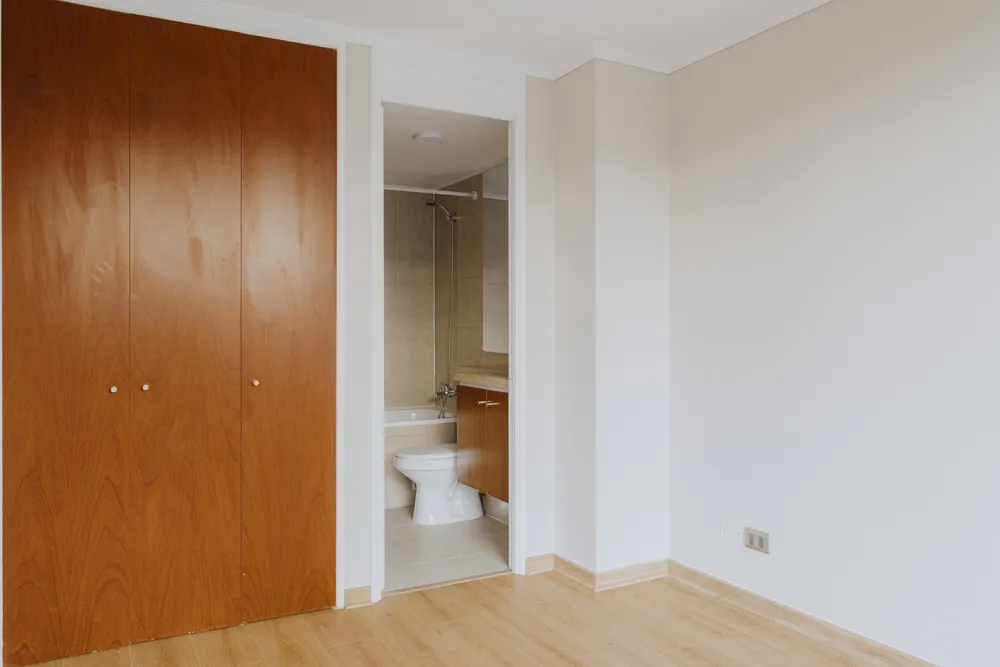 Dormitorio con clóset y baño, departamento Eleuterio Ramírez 1024