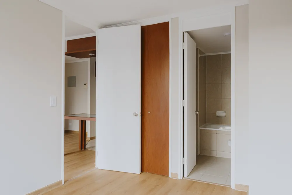 Dormitorio con acceso al baño, departamento Eleuterio Ramírez 1024