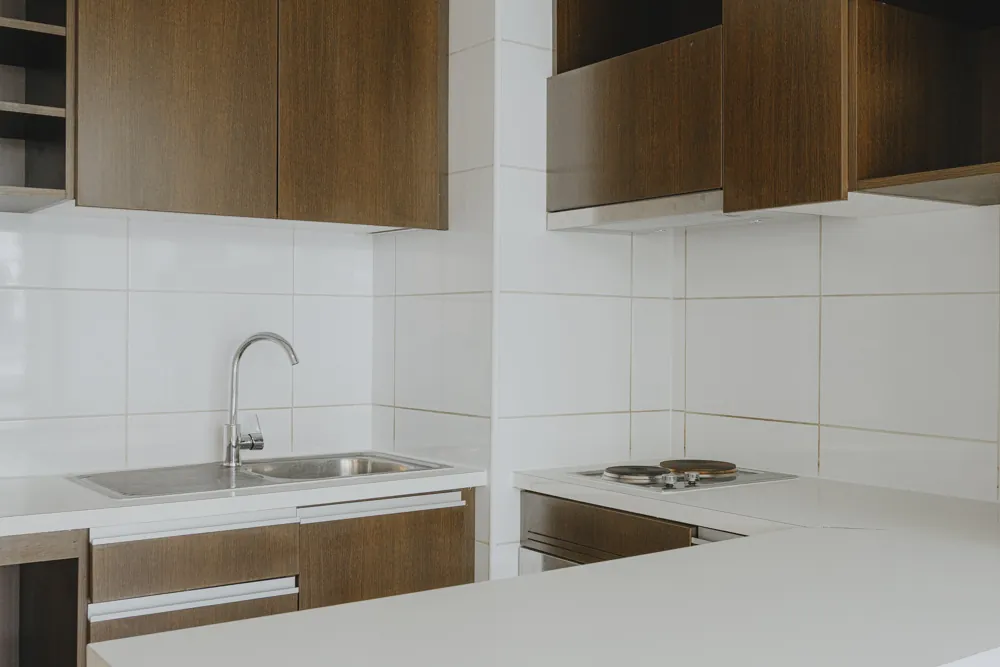 Cocina con encimera blanca, departamento España 445