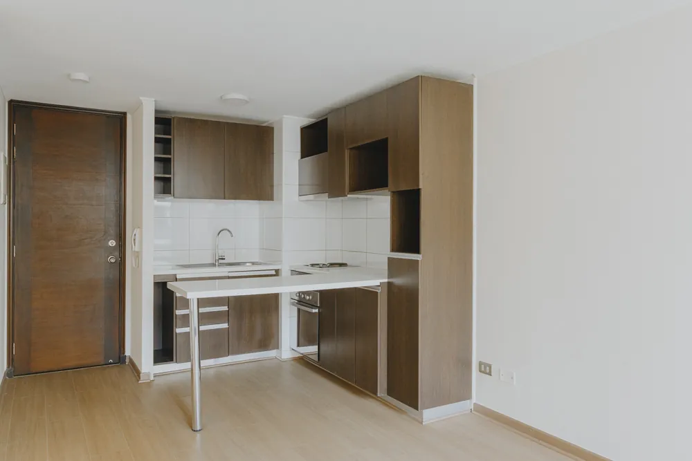 Cocina y puerta de acceso, departamento España 445
