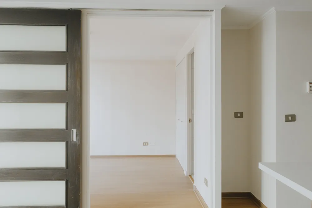 Puerta corredera al dormitorio, departamento España 445