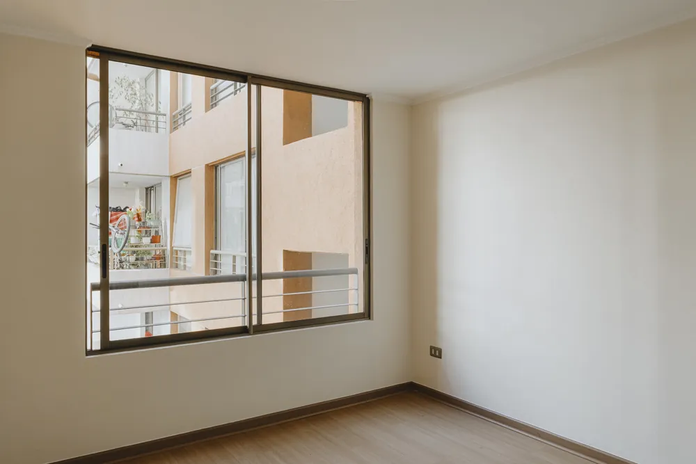 Dormitorio con ventana, departamento España 445