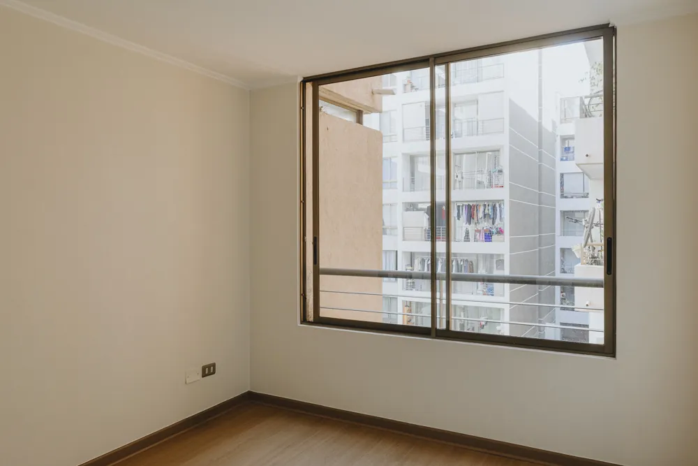 Dormitorio con ventanal, departamento España 445