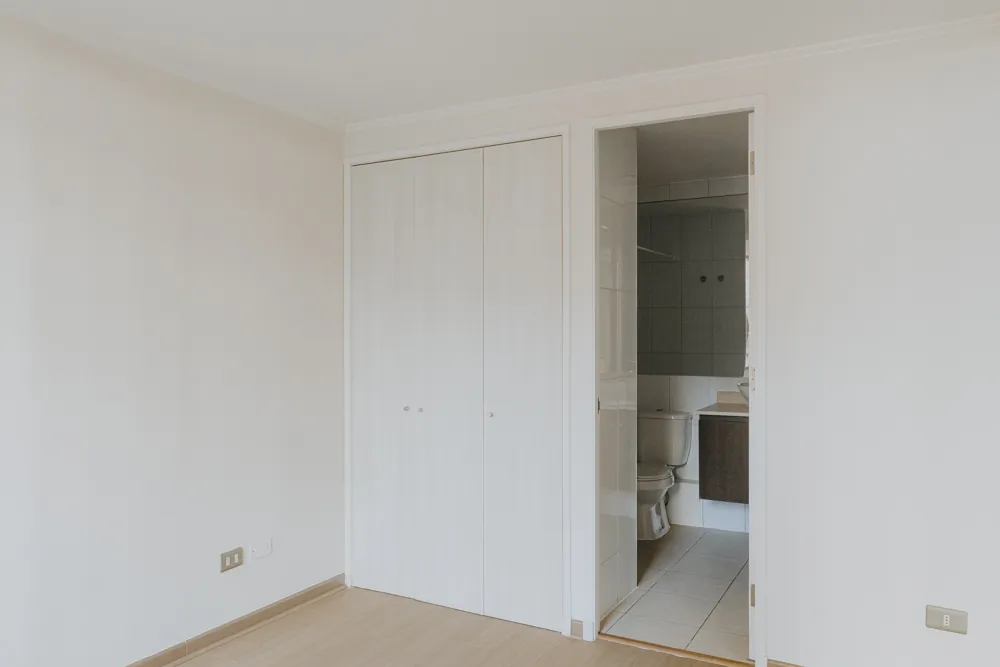 Clóset y acceso al baño, departamento España 445
