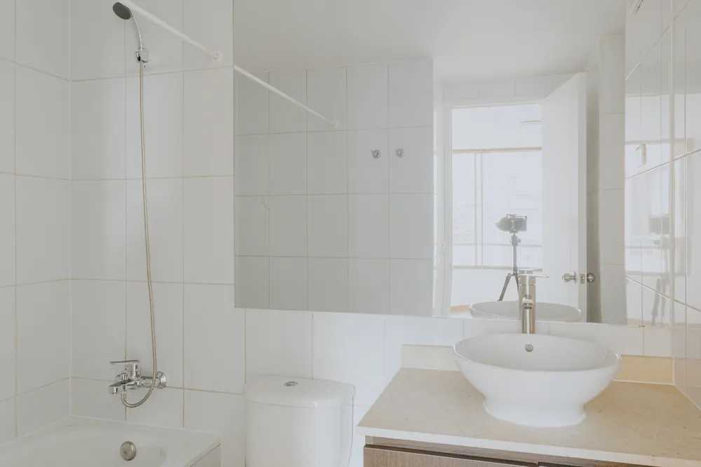 Baño con tina y lavamanos, departamento España 445