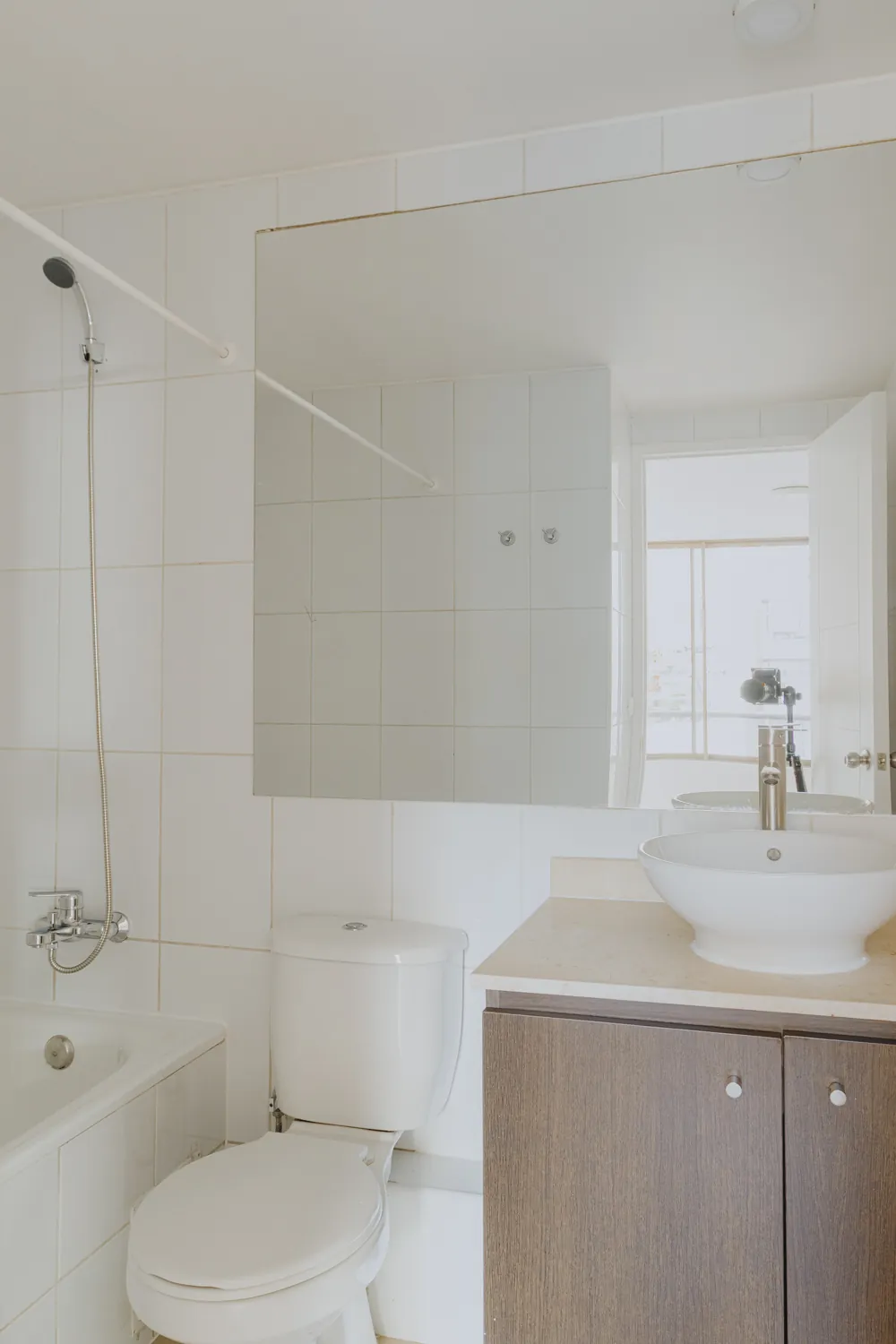 Baño con lavamanos, departamento España 445