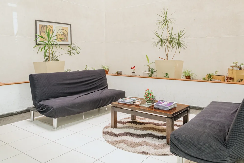 Terraza común con sillones, departamento España 445