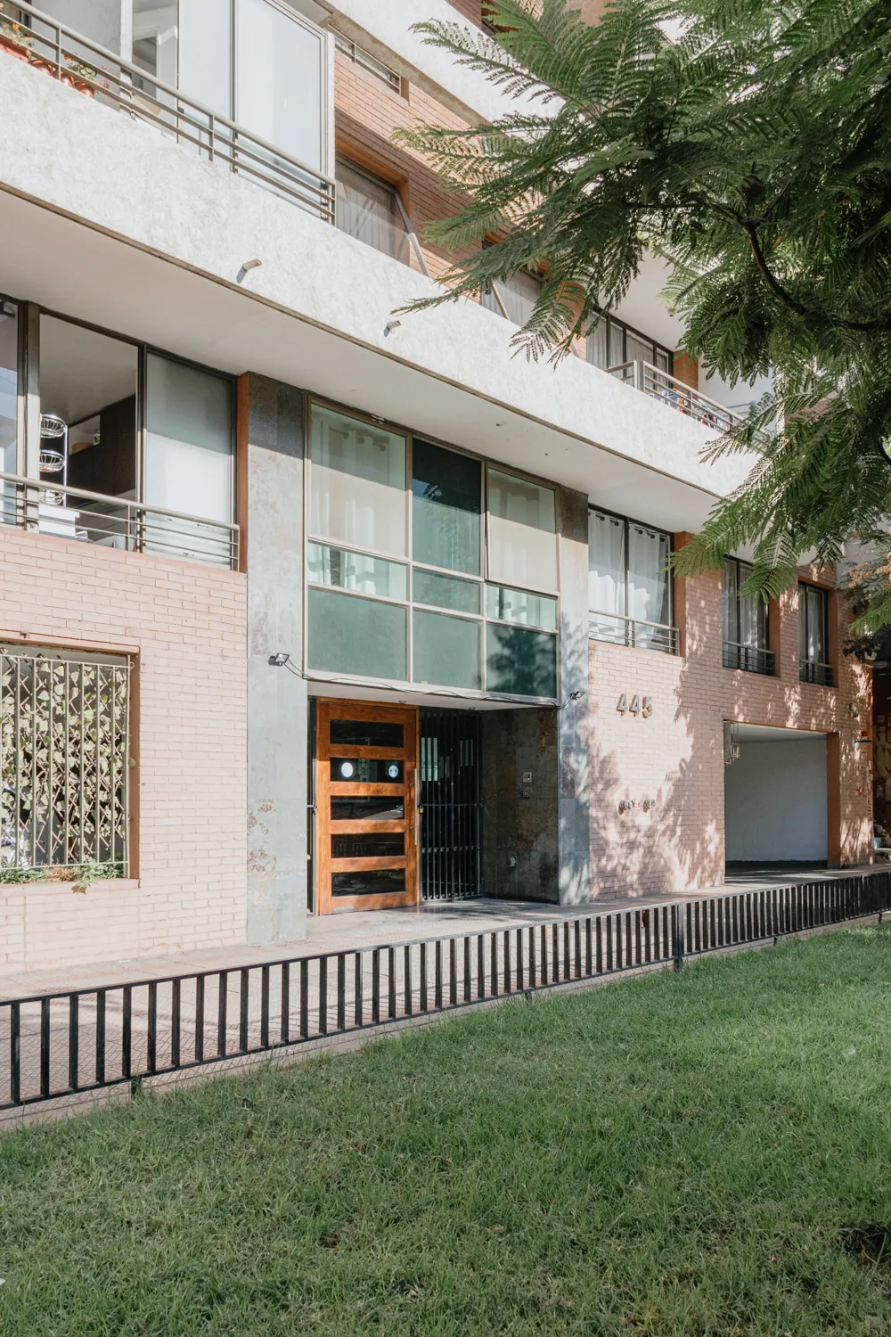 Fachada y áreas verdes del edificio, departamento España 445