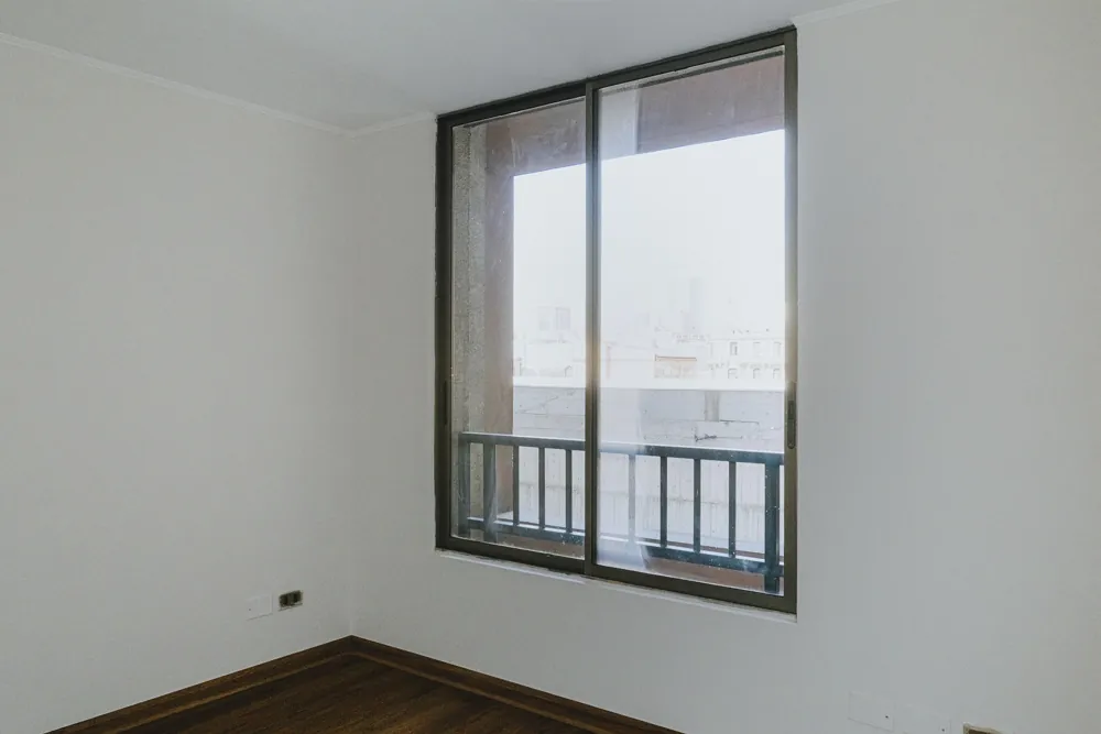 Dormitorio con ventana, departamento General Mackenna 1138