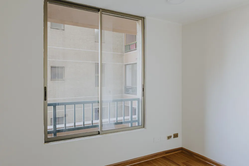 Dormitorio con ventanal y baranda, departamento General Mackenna 1138