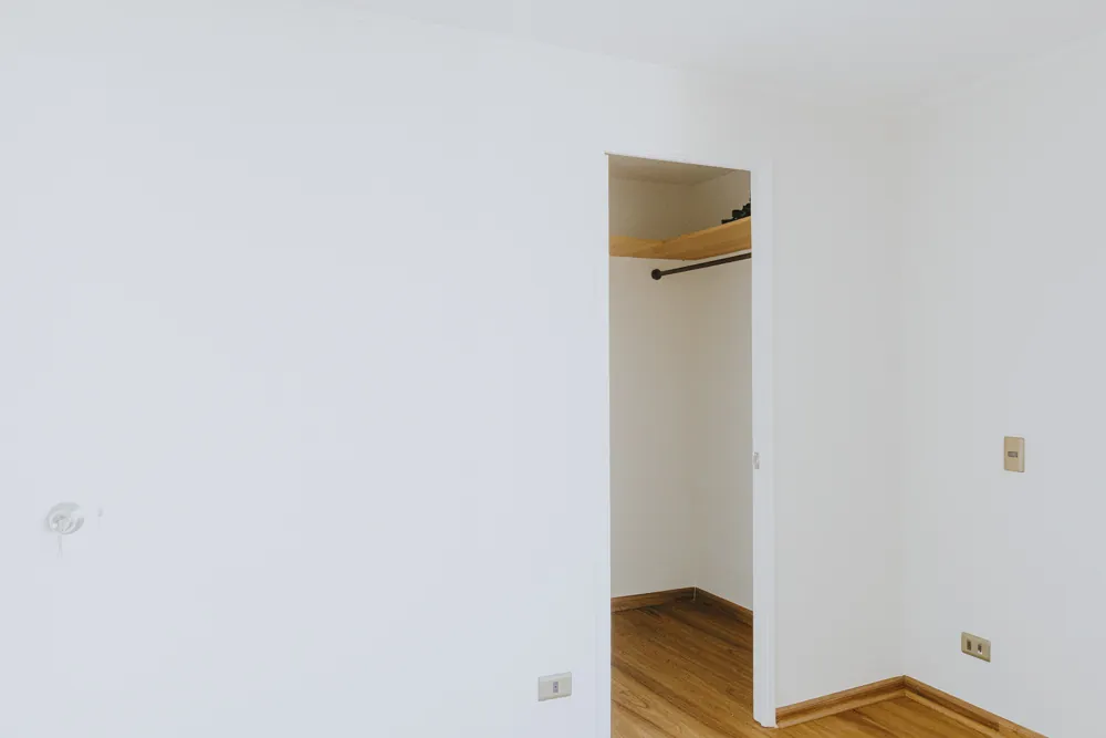 Walk-in closet del dormitorio, departamento General Mackenna 1138