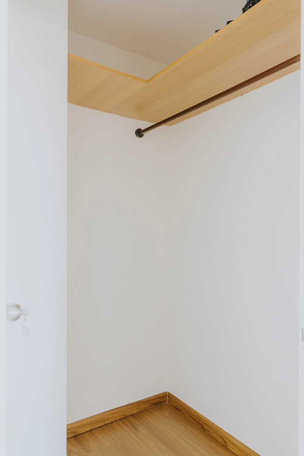 Barra del walk-in closet, departamento General Mackenna 1138