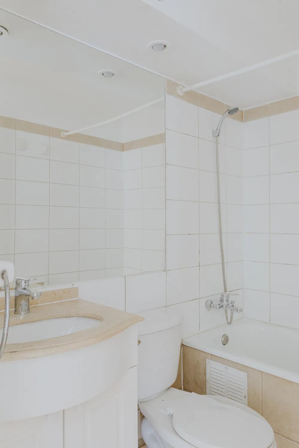 Baño con lavamanos y tina, departamento General Mackenna 1138