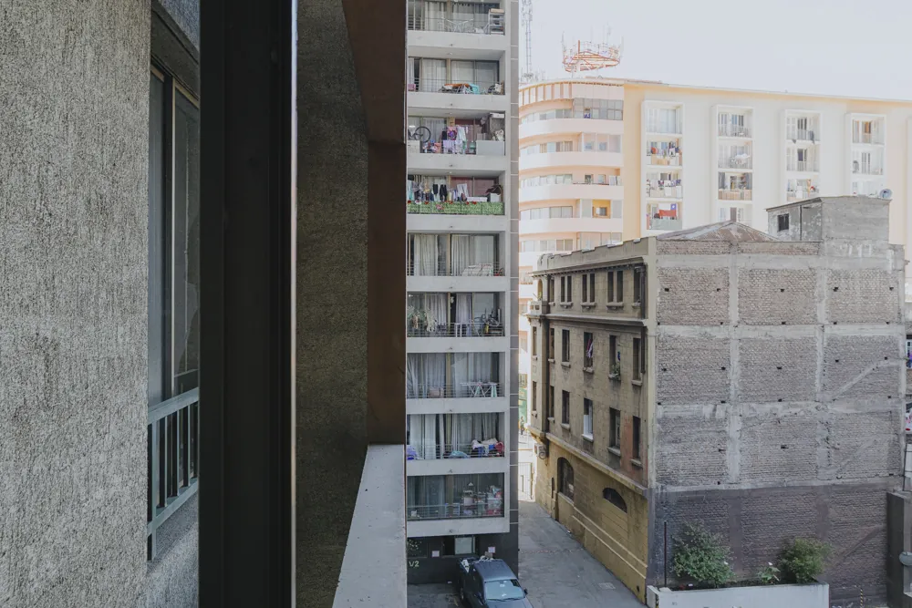 Terraza con vista a edificios vecinos, departamento General Mackenna 1138