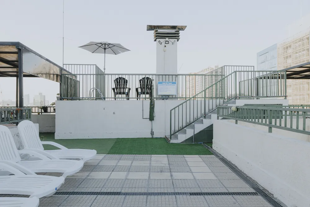 Terraza común con reposeras, departamento General Mackenna 1138