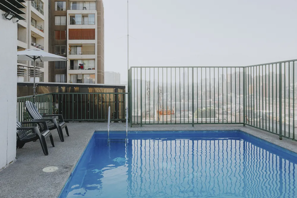 Piscina del edificio, departamento General Mackenna 1138