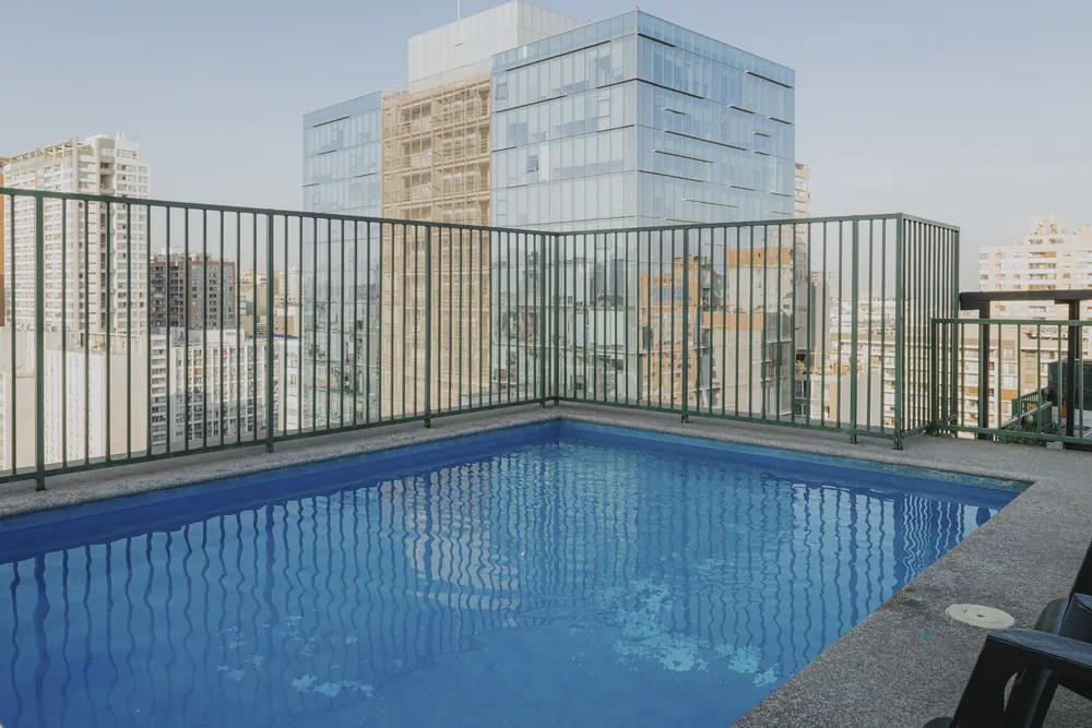 Piscina con vista a la ciudad, departamento General Mackenna 1138