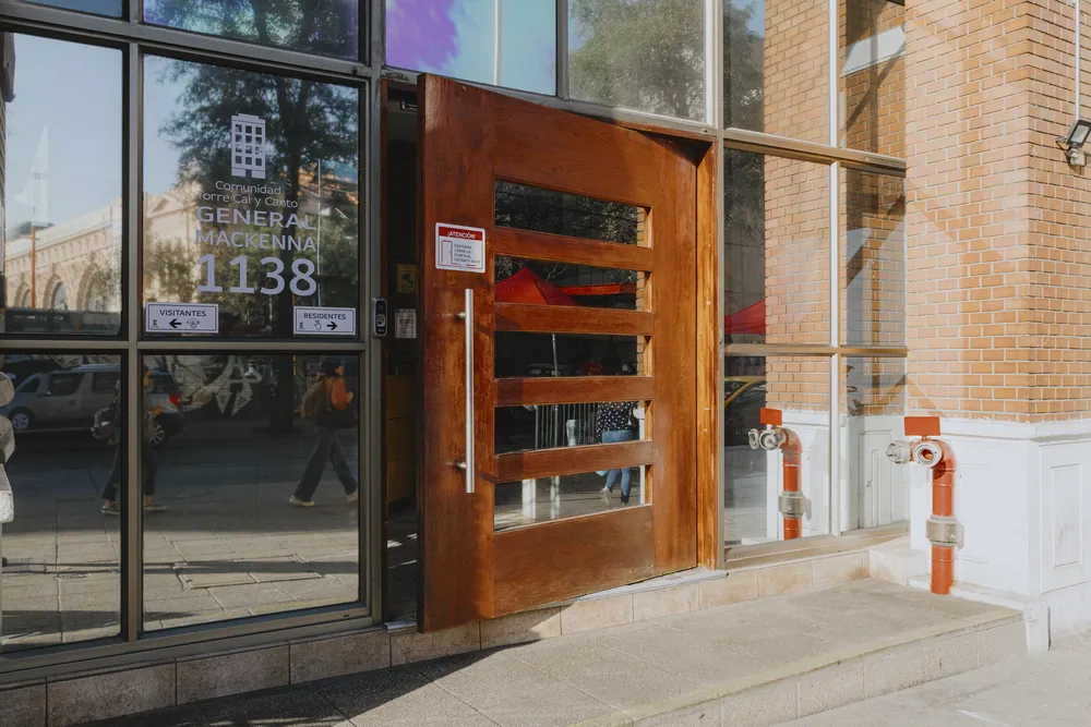 Acceso del edificio, número 1138, departamento General Mackenna 1138