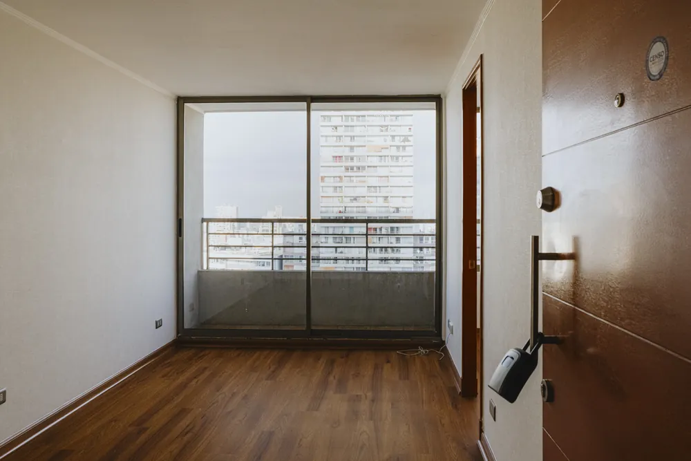 Entrada y living con ventanal, departamento Lord Cochrane 635