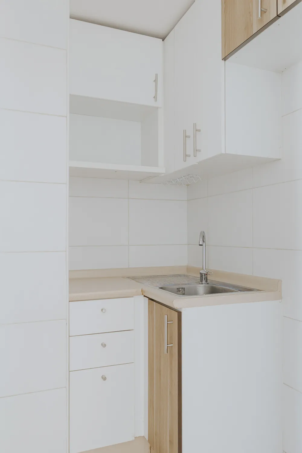 Cocina con muebles blancos, departamento Lord Cochrane 635