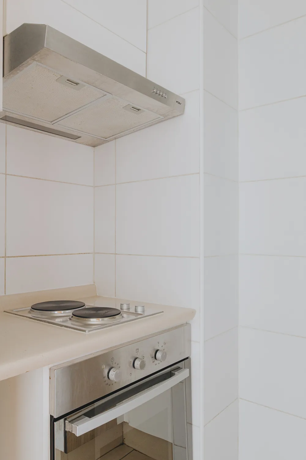Cocina con campana y encimera, departamento Lord Cochrane 635