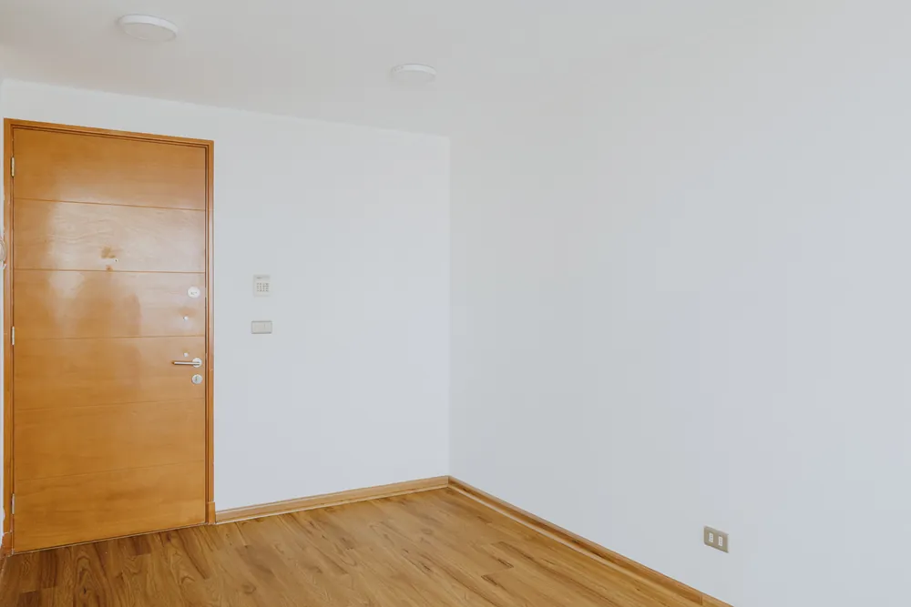 Living y puerta de acceso, otra vista, departamento Lord Cochrane 635