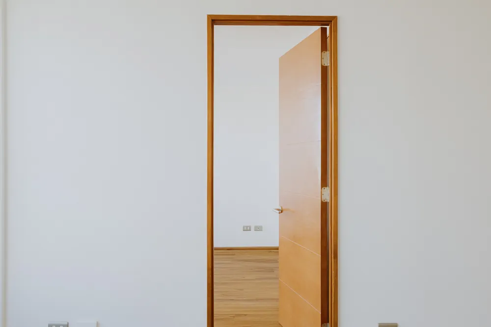 Acceso al dormitorio, departamento Lord Cochrane 635