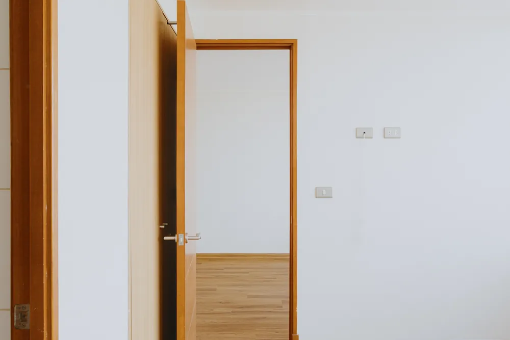 Puerta del dormitorio, departamento Lord Cochrane 635
